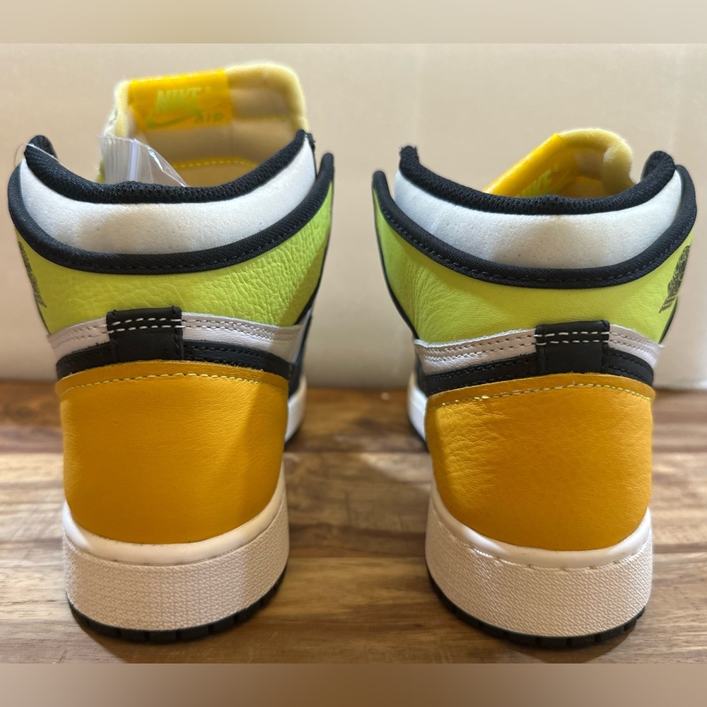 Nike Jordan 1 Retro High Youth Sz 5.5 OG volt Gold White Kids Teen Basketball - Picture 4 of 5
